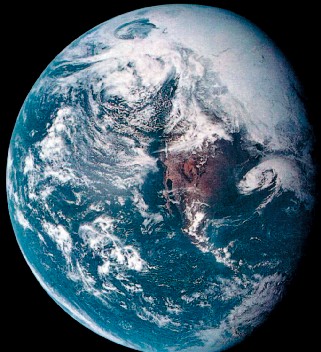 Мал. 1.4. Вигляд Землі з космосу[br](фотографія зроблена з борту «Аполлона») 