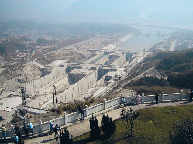 Роботи зі спорудження найпотужнішої у світі ГЕС «Три ущелини» (Китай) розпочались у 1992 році 