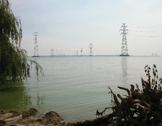 Передача енергії повітряними лініями електропередач напругою 750 кВ через Каховське водосховище (Україна)