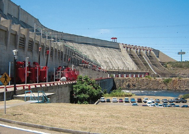 Панорамний вигляд на греблю ГЕС Гурі потужністю 10300 МВт (третя ГЕС у світі за потужністю), Венесуела