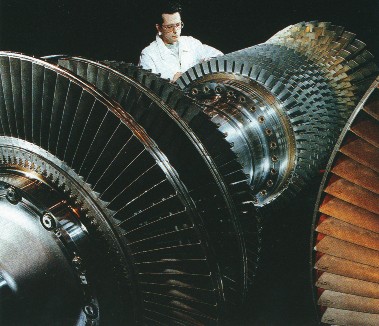 Рис. 3.20. Газотурбинная установка MS6001 и ее ротор, фирма GE («Дженерал электрик»)