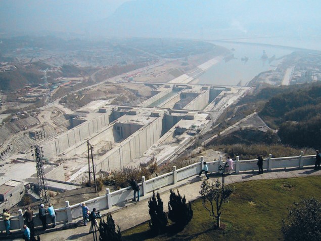 Работы по строительству мощнейшей в мире ГЭС «Три ущелья» (Китай) начались в 1992 году