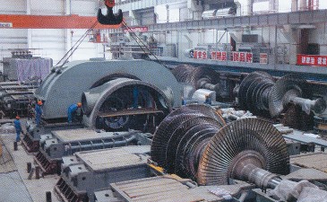 Рис. 4.21. Монтаж паровой турбины К-1000-60/3000 с электрогенератором ТВВ-100002Y концерна «Силовые машины» (Россия) на АЭС «Тяньвань» с реактором  ВВЭР-1000/428 в Китае. Длина турбины 51 м, вес 2000 т