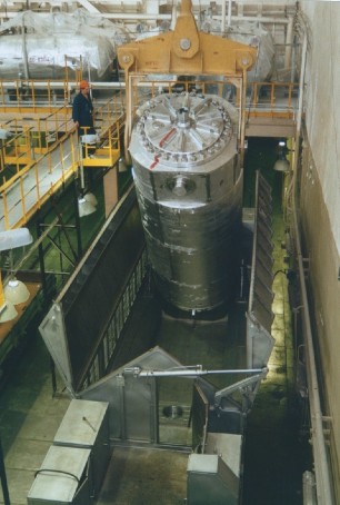 Разгрузка вагона с ОЯТ в хранилище Железногорского горно-химического комбината