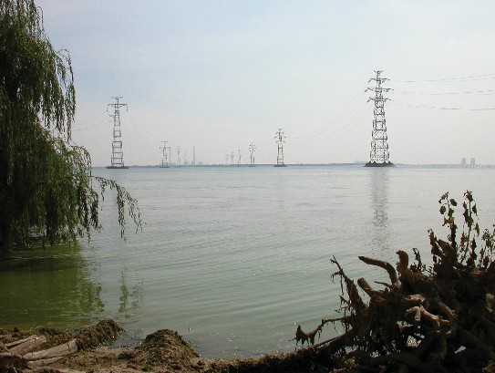 Передача энергии воздушными линиями электропередач напряжением 750 кВ через Каховское водохранилище (Украина)