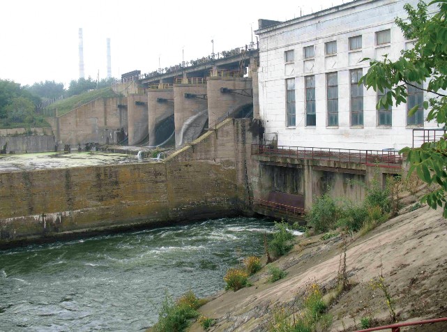 Рис. 2.24. Общий вид малой Ладыженской ГЭС мощностью 7,5 МВт на р. Южный Буг в Украине