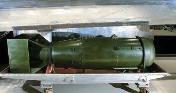 Рис. 3.9. Урановая бомба «Малыш» с взрывным эквивалентом около 20 килотонн тротила, которая была сброшена на г. Хиросиму 6 августа 1945 г.