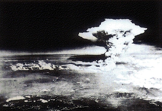 Рис. 3.11. «Ядерный гриб», образовавшийся в результате взрыва в атмосфере атомной бомбы, сброшенной на Хиросиму