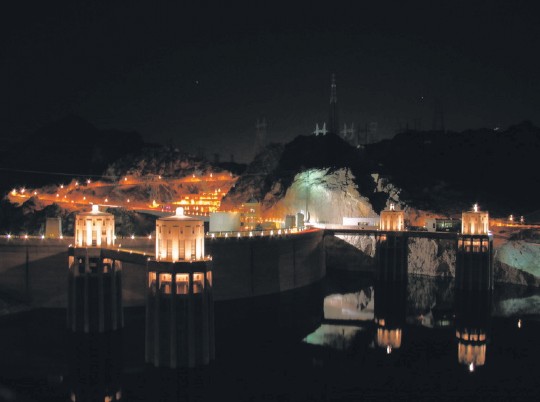 Плотина Гувера ночью (США)